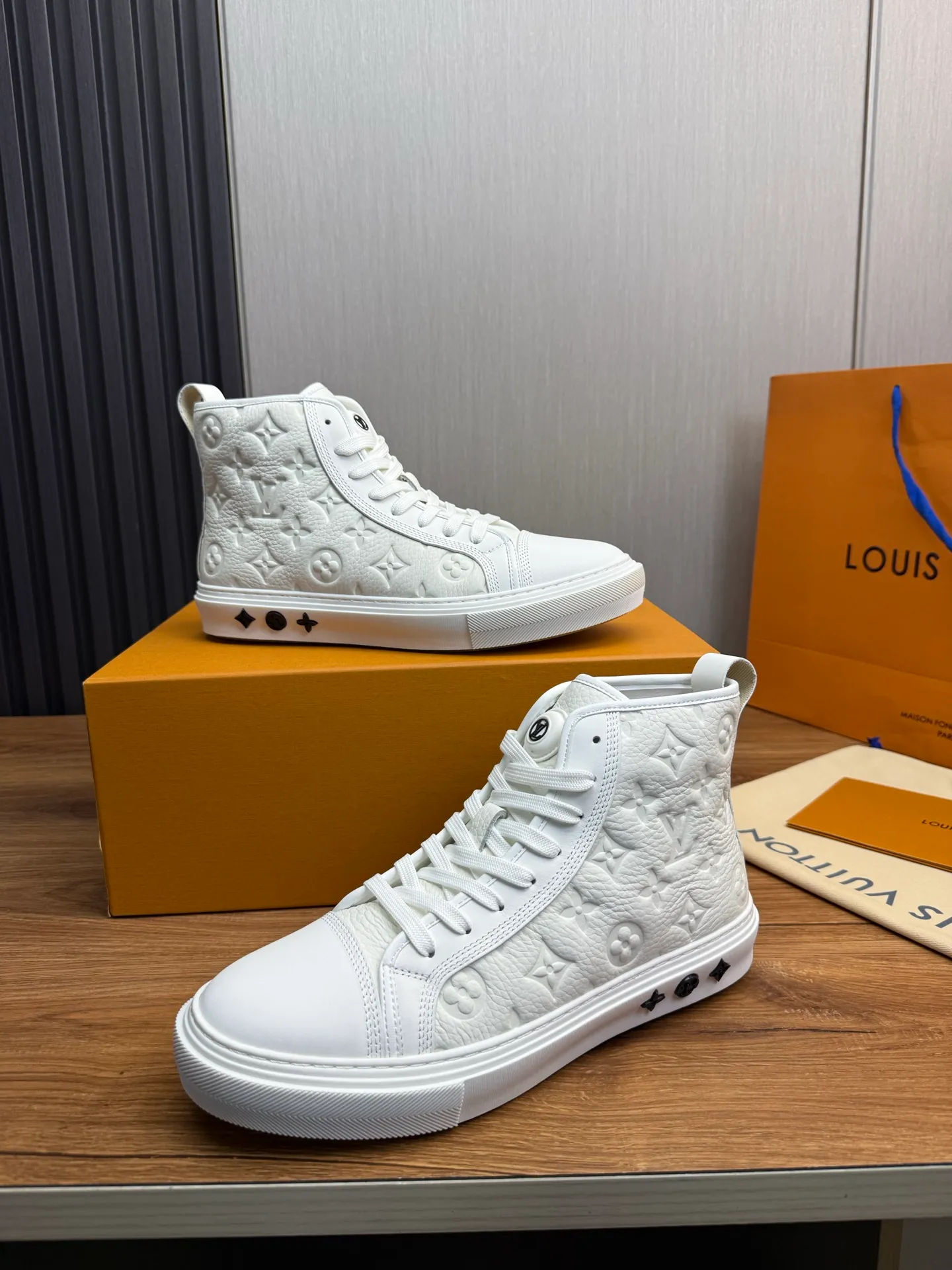 Men's shoes 💰840💰 LOUIS VUITTON [Luden Yiwei] The new trendy Lv is on the market 🎁, casual and fashionable men's shoes 👟 1:1 shipment ⬆️The upper is made of imported cowhide + cowhide mesh lining, the original wear-resistant rubber outsole, the version is simple and elegant, exclusive for trendy men. 38-45 (38.45 is non-refundable if made to order)